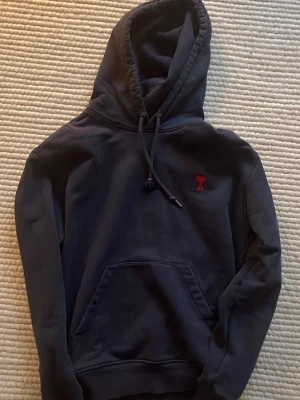 Ami Paris hoodie - Tjena! Säljer denna äkta ami Paris hoodien, använd en hel del men har fortfarande mycket att ge. Finns en några defekter (kolla bilder) annars är den hel. 