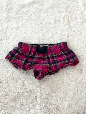 Abercrombie & fitch vintage shorts  - Ett par vintage mini shorts från Abercrombie & fitch i storlek XS. Rakt över midjemått: ca 30cm (stretch finns). Jag fraktar inom 24h. Se liknande plagg i min profil!
