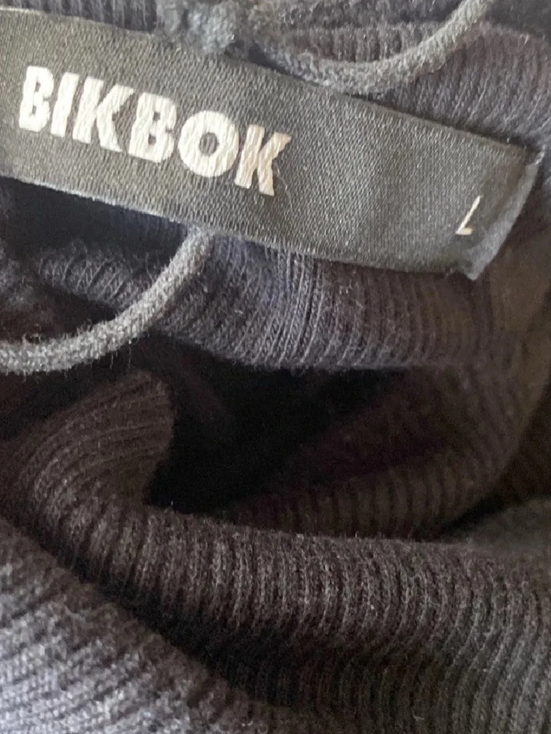 Svart polotröja från BikBok - 1