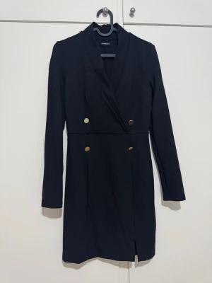 Svart klänning  - En svart klänning i stl S som är i väldigt bra skick säljs för 150 kr. 