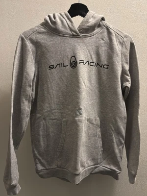 Sail Raicing hoodie - Säljer en grå Sail Raicing hoodie