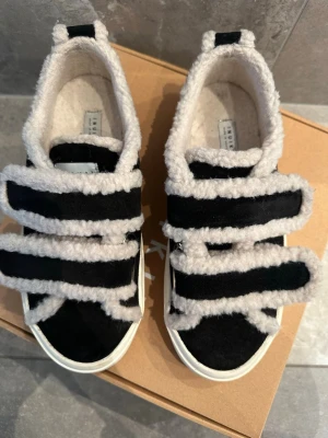 Svarta sneakers från Inuikii med fårull - Säljer mina svarta Inuikii sneakers, använt fåtal gånger och är i mycket fint skick! Lådan ingår. Pris kan diskuteras💕