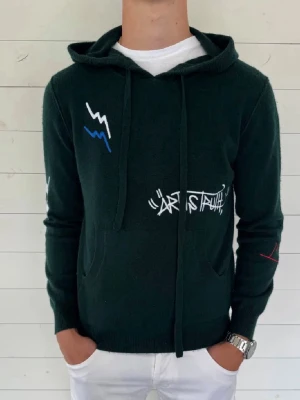 Zadig and Voltaire Cashmere Tröja - Säljer nu denna snygga Zadig och Voltaire hoodien i storlek M. Riktigt snygg ch unik och gjord på 100% cashmere. Använt 1 gång då den var lite för liten så fortfarande i sjukt bra skick! Bara att skriva vid minsta fundering 💯 