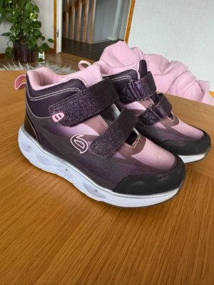 Blinkade vår/höstskor storlek 32  - Använda 1ggn men satt inte bra på dotterns fötter . Varma skor , dock hittar jag ingen information om att dom är vattentäta så vill inte gå ut med att dom är vinterskor . Men håller värme iaf. Hela , lite skitiga men kommer rengöra dom lite innan dom skickas (ev smuts syns dock på bilderna)  passa på när det är gratis frakt . Försökte få bild på blinkandet men de gick sådär :) men är olika färger 