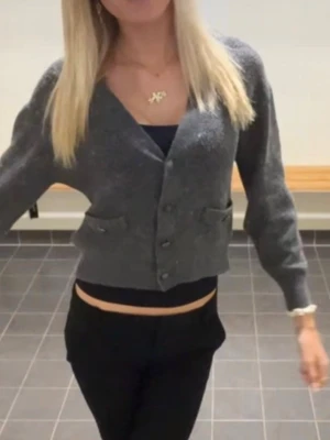 Stickad kofta  - En snygg stickad kofta me knappar, ganska använd men helt fungerbar