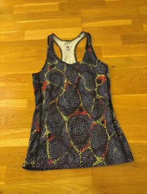 Träningstopp  - Träningstopp från H&M i storlek XS.