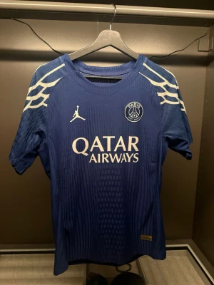 PSG 24/25 Doué fotbollströja - Tjena säljer nu denna snygga tröja. Tröjan är storlek S men skulle även passa någon som vanligtvis bär storlek M. Tveka inte på att skriva om du undrar något//Felkannn