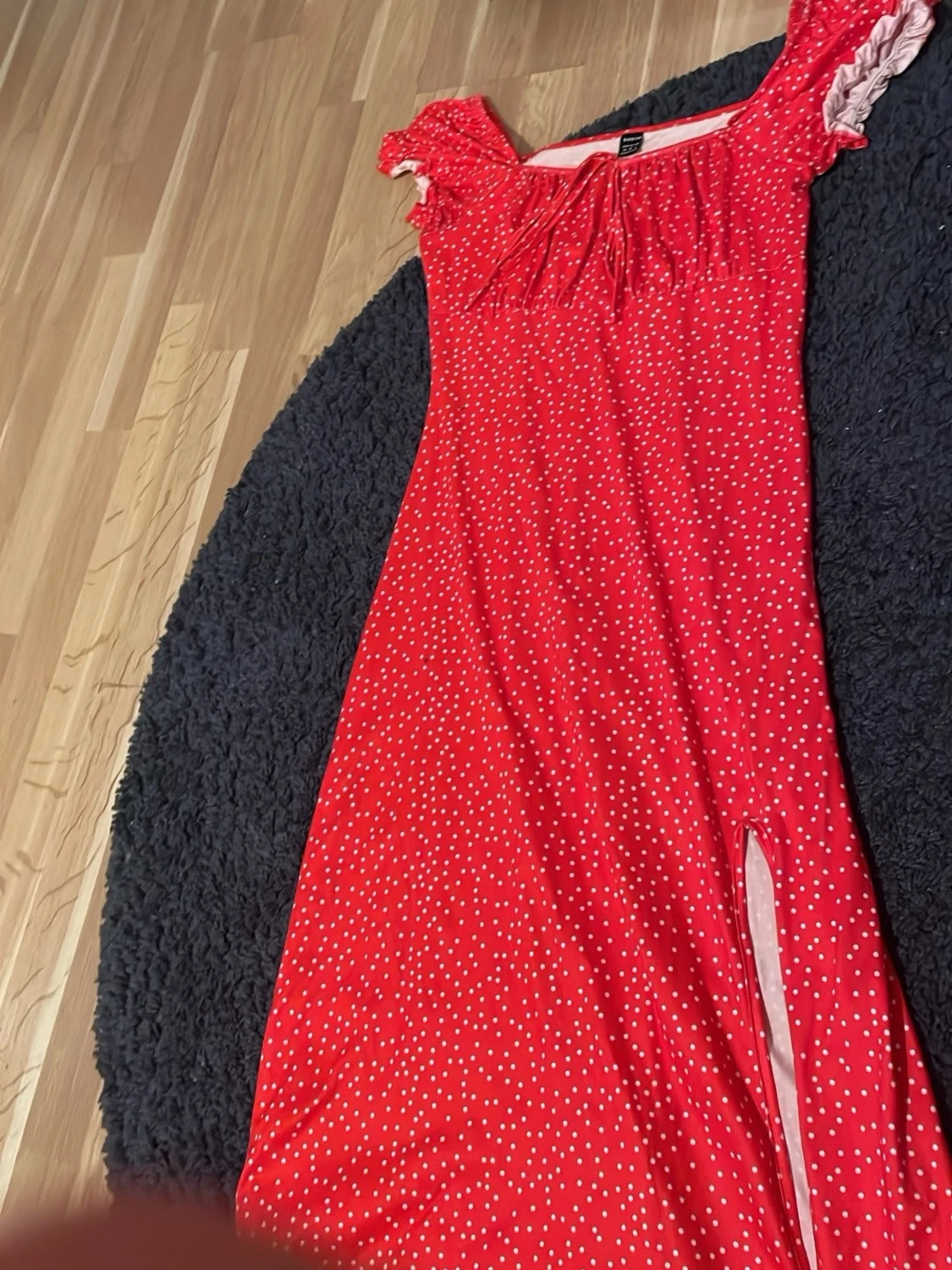 Röd prickig långklänning med slits