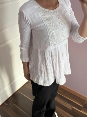 Trekvartsärmad Top - Superfin top. Endast testad. Köpt utomlands. Pris kan diskuteras 