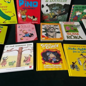 14 st barnböcker Super-Charlie och lejonjakten mm 14 st barnböcker  - Fint skick Följ med  Super-Charlie på ett nytt och alla andra 13 st böckerna på sång &  färgsprakande äventyr! Perfekt för dig som gillar humor, spänning och superhjältar. Boken är rikt illustrerad och passar både yngre och äldre barn som vill ha en rolig och fartfylld läsupplevelse. 12 utav  böckerna är utav fint fräscht ny skick.  Tummen Lisa boken   har ett vikt blad .  Molly Lisa  är i ok skick men baksidan på omslaget har  gröna färgen nöts av 