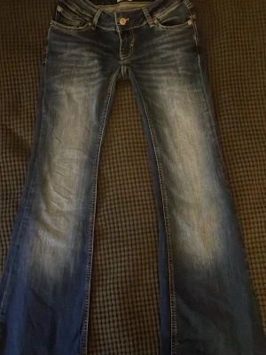 Blå bootcut jeans från lager  - Säljer ett par superlågmidjade jeans blaze från lager 157. Oanvända 