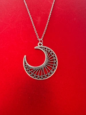 Halsband halvmåne - Halsband som inte är i äkta silver/guld. Kedja är oftast 50cm men kan ibland komma i 45cm. Kedja är rostfritt stål, berlock oftast i zinklegering men kan även det i vissa fall vara rostfritt stål. Be gärna om mått på berlock om detta är viktigt då bilderna är missvisande när det gäller hur stora dom är! 🌹❤️  Allt är nytt även om de kan stå ”mycket bra skick” , detta mest för att Vinted inte ska fundera på varför jag bara har nya saker .  Bud accepteras inte 🥰🌹