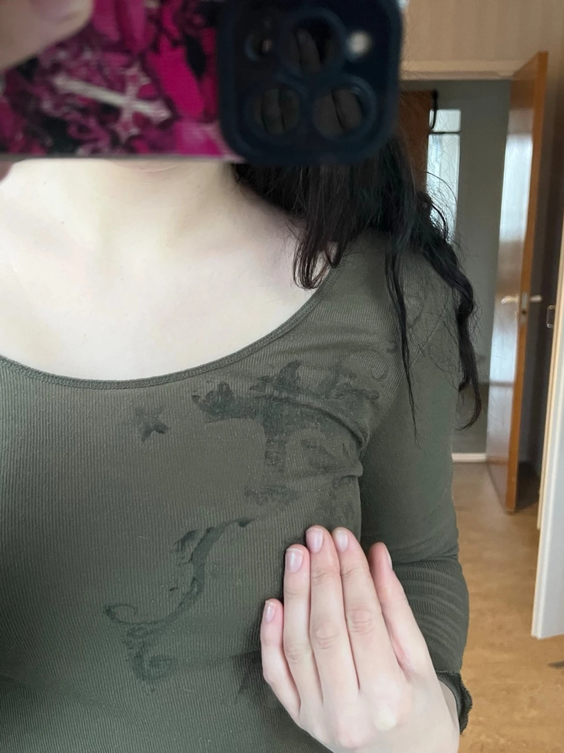 Olivgrön långärmad topp med mönster - 1