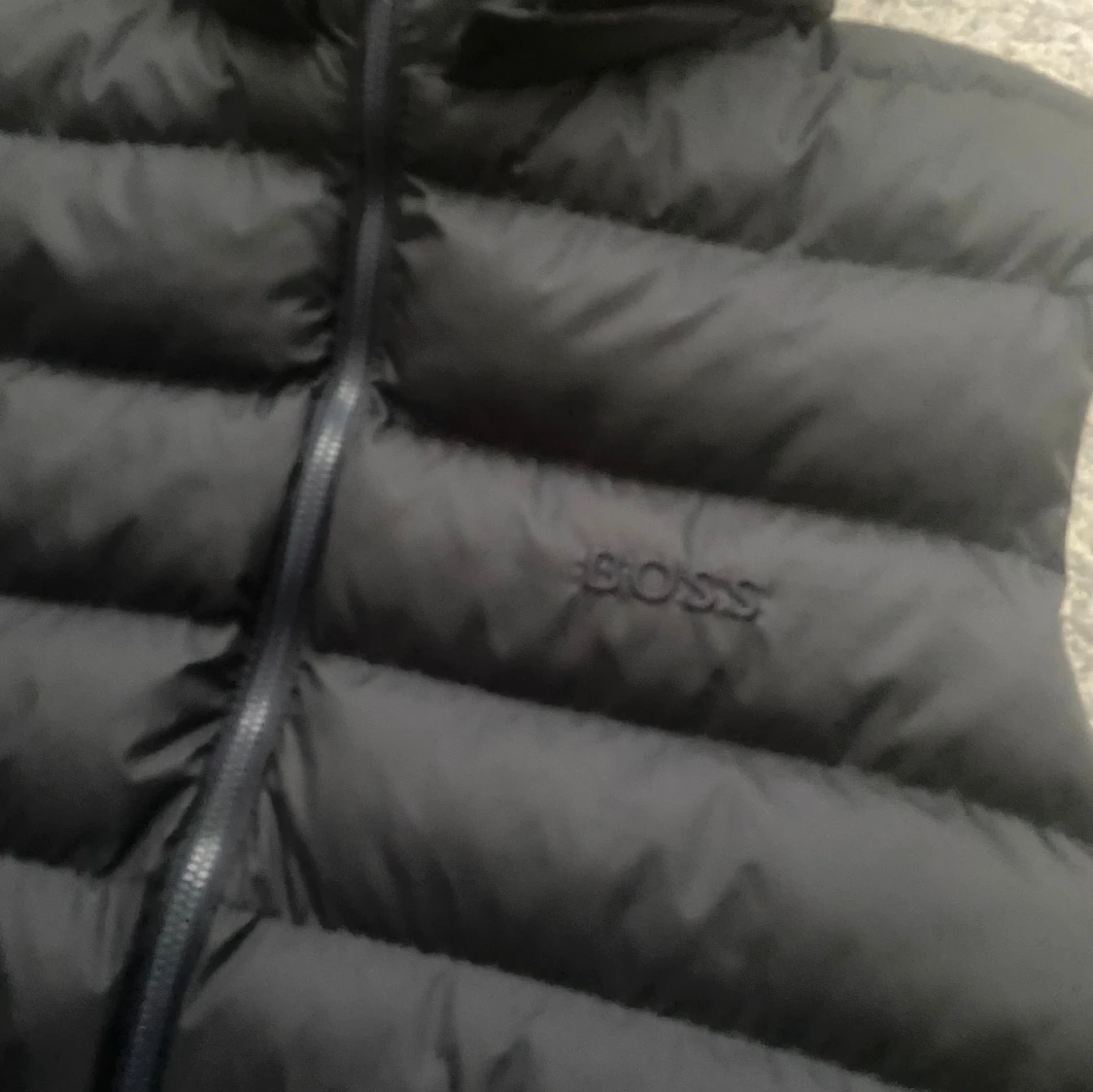 Svart dunväst från BOSS med huva - 1