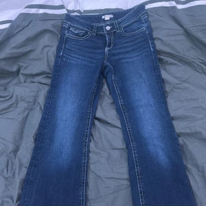 Blå bootcut jeans från Gina Tricot - Blåa jeans från Gina. Har inte används på jätte länge pågrund av storleken.