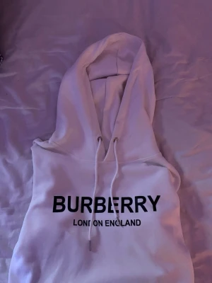 Vit Burberry Hoodie - Säljer nu denna vita hoodien ifrån Burberrys, storlek S, den är oanvänd och lapp medkommer har inga slitningar eller brister 10/10 skick. Pris går att diskutera, hör av er vid frågor osv💫
