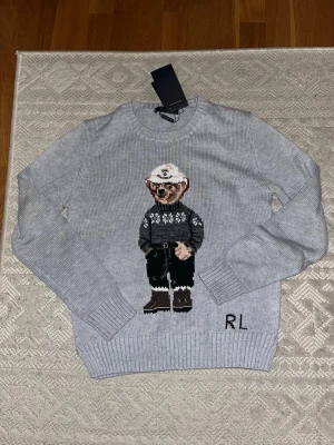 Polo Ralph Lauren Bear tröja grå –  utan tag – Herr XS - Säljer denna gråa Ralph Lauren tröja med en björn som design. Den är XS och använt endast. TAGGEN FINNS INTE KVAR!