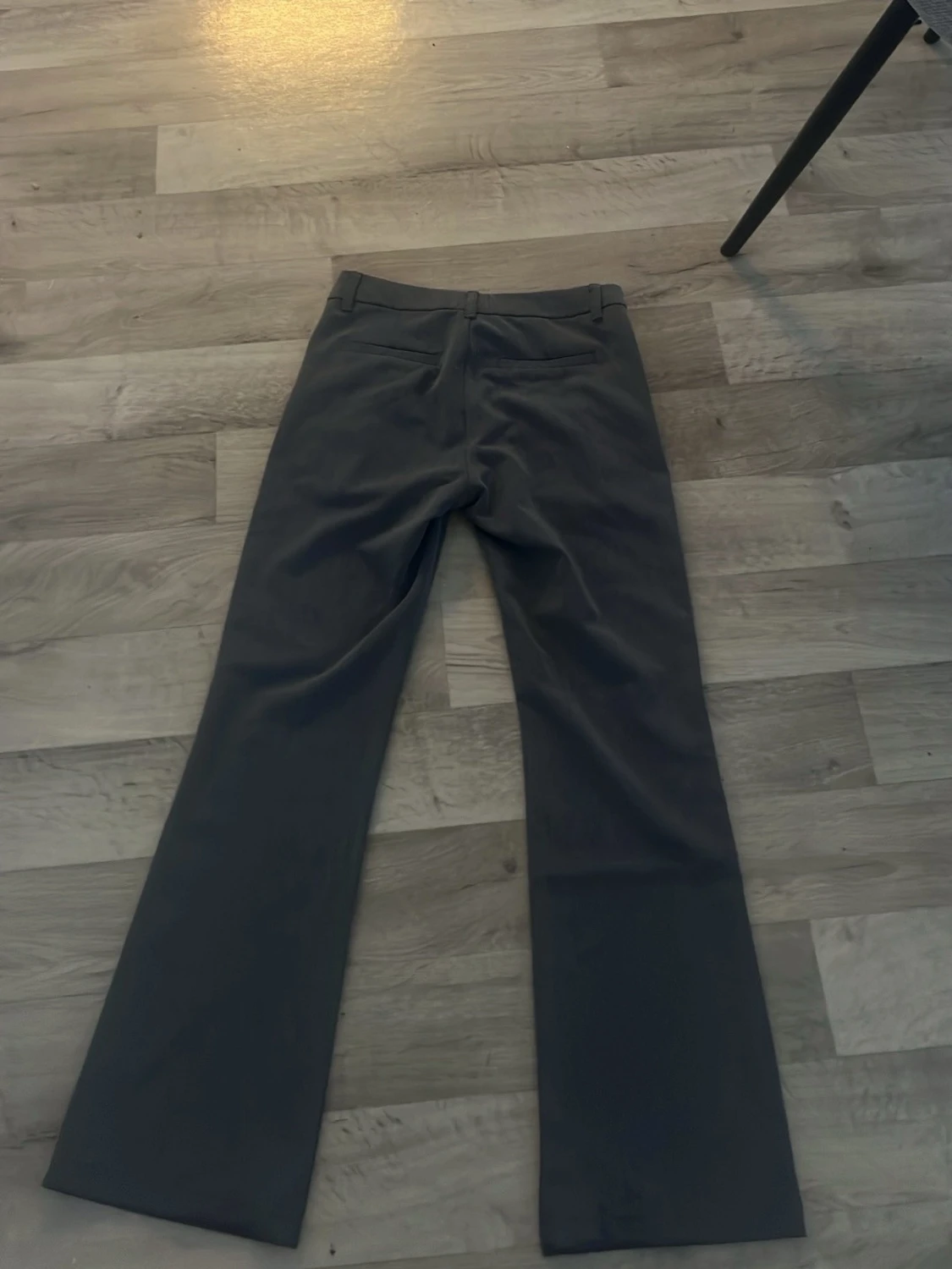 Gråa kostymbyxor bootcut