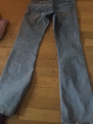 Gråa bootcut jeans - Säljer ett par grå jeans med klassisk bootcutt passform. Jeansen har fem fickor, normal midja och är tillverkade i mjukt denimtyg. Perfekta för dig som gillar en avslappnad men ändå snygg stil.