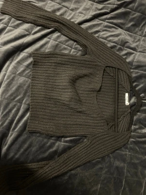 Stickad tröja - Stickad tröja, storlek S men är för stor för mig så rekommenderar som storlek M/L