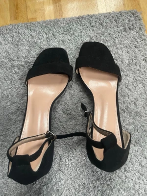 Svarta klackskor  - Svarta klackskor storlek 40