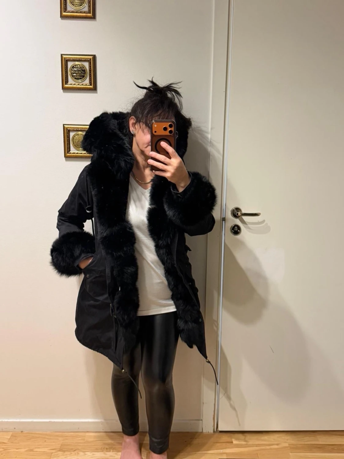 Svart parkajacka med pälsdetaljer - 2