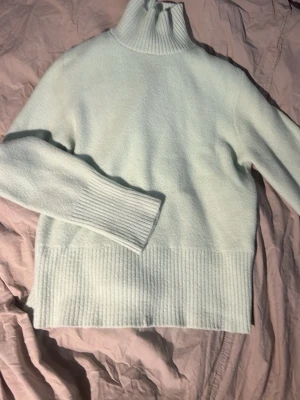 Ljus mintgrön polotröja stickad från Zara💞💞 - Supermysig ljus mintgrön polotröja med bred ribbstickad kant nedtill och vid ärmsluten. Tröjan har hög polokrage och är långärmad jag har köpt den på Karlaplan loppisen men det är ursprungligen från Zara,perfekt för kyliga dagar. Materialet känns mjukt och värmande, och färgen är fräsch och stilren. den är liten i storleken men är i storlek medium.💞💞
