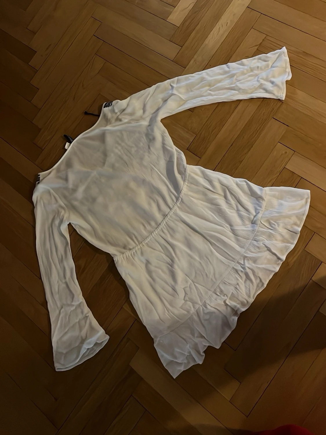 Vit kortklänning med broderi - 2