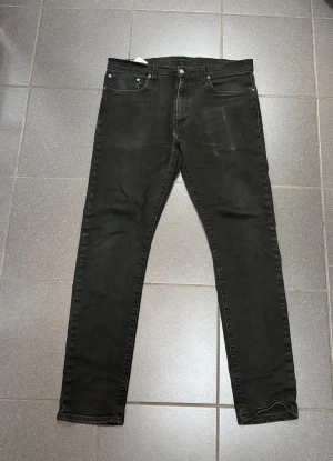 Levis Jeans - Levis Jeans. Storlek 33. Skick 8/10. Nypris 1500, mitt pris 219. Hör av dig vid frågor o funderingar!