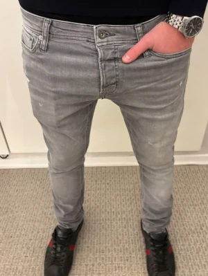 Grå slim jeans slitningar jack & Jones - Tja! Säljer dessa riktigt snygga jeans ifrån jack & Jones | W29 L32 | jag på bilden är 182! | Hör av er vid minsta lilla fundering🙌