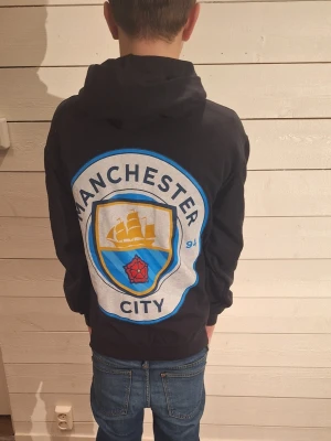 Manchester city hoodie - Hör av dig vid frågor eller funderingar!