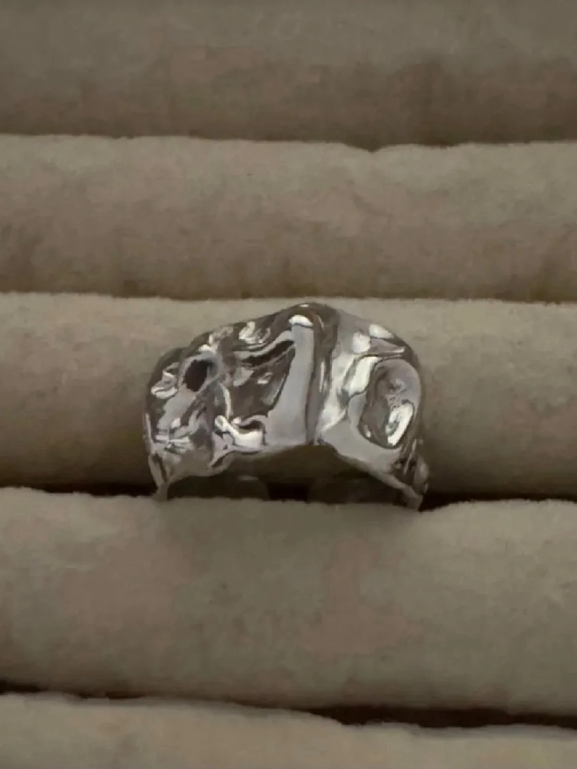 Silverfärgad ringer