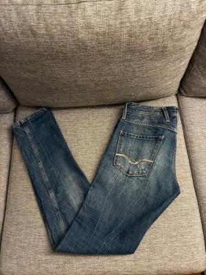 Replay anbass jeans vintage - Tjena, säljer ett par vintage Replay Jeans med slitningar. Jeansen har en slim passform och passar dig som har  30/32 perfekt! Pris kan diskuteras vid snabb och smidig affär🤝🏼