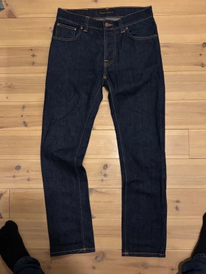 Mörkblå Nudie jeans - Mörkblå Nudie Jeans i mycket bra skick. Finns inga tecken på användning. Modellen heter Grimtim. Storlek W30 L30. 30/30