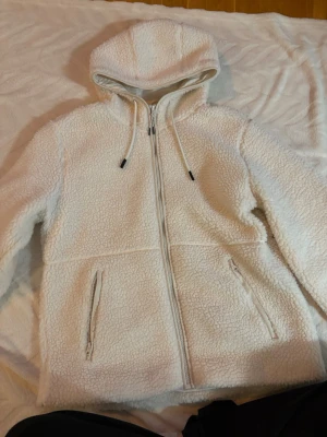 Teddyjacka - Mysig crèmefärgad/begie teddyjacka från H&M i storlek XS. Tycker den är ganska stor i storlek och passar S/M