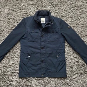J Lindeberg field jacket - Säljer denna riktigt feta j Lindeberg field jacketen!⭐️Skick : 9,5/10!🙌Storlek S!⭐️NYPRIS = 4000kr! Hör gärna av er om ni har funderingar!👍
