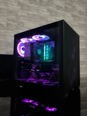 Stationär gamingdator med tillbehör - 🎮 Komplett gaming setup i nära nyskick  Säljer kraftfull och tyst gamingdator p.g.a. tidsbrist. Klarar moderna spel i 1440p/4K utan problem. 🖥️ i7-11700K • RTX 3080 10GB • 32GB RAM 💾 1TB SSD + 500GB NVMe 🔧 Aorus Z590 • RM850x • Lian Li chassi  🎯 Ingår: Alienware 240Hz skärm, Logitech G Pro Wireless Mus, HyperX Cloud II Wireless,                 2 tangentbord, 2 handkontroller, musmatta samt gamingbord. Säljes helst som komplett paket  ✅ Allt fungerar felfritt. 💰 Pris: 17 999 kr 📩 Kontakta för mer