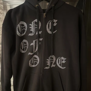 One of one hoodie - Säljer en svart one of one hoodie i storlek M, superfint skick💕