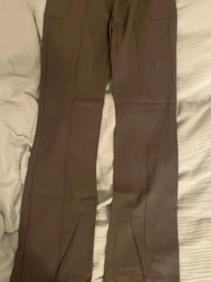 Grå cargopants med fickor - Köpte secondhand använt 1 gång //skriv om ni undrar om något 💕(läs min profil)