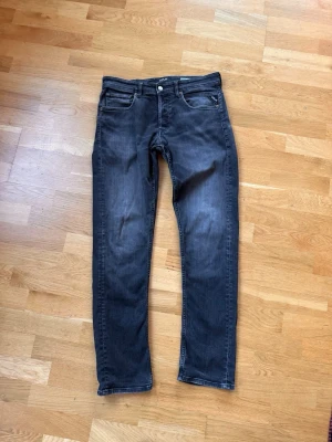 Replay Jeans ”Grover” - Snygga Jeans från Replay i storlek 31/32 med straight fit. Nypris 1500kr köpt på NK. Skriv om ni har frågor!