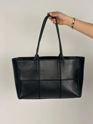 Stor svart  - En stor rymlig svart väska som är väldigt snygg 📸