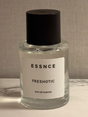 Essnce Freshotic Eau de Parfum - Essnce FRESHOTIC doftar som L’IMPÉRATRICE frånvaro DOLCE & GABBANA. En blommig och fruktig Eau de Parfym. För mängd se bild. 