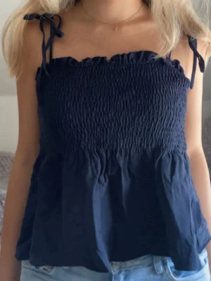 Söt linne - Så fin marinblått linne. Man knyter smörerna vid axlarna. Vet ej märke