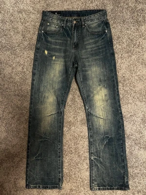 Nya jeans   - Helt nya och oanvända jeans med en fet wash och färg. Sitter straight/bootcut. Midja är 38,5 cm bred, längden 108 cm. 