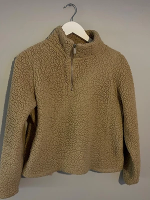 Tjocktröja - Varm och mjuk, använd ganska mycket men är fortfarande i fint skick.