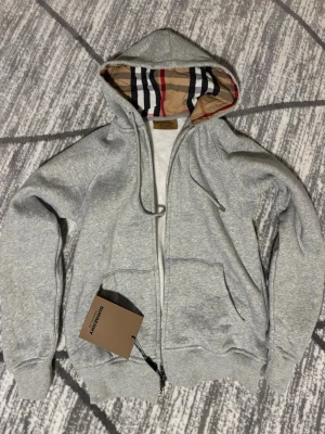 Burberry Ziphoodie - En helt ny burberry ziphoode med prislapp. Inga skador eller fläckar.