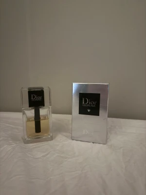 Dior Homme parfym med ask - Stilren Dior Homme parfym med originalask. Perfekt för dig som vill ha en klassisk och modern doft i samlingen. Snygg design som passar alla tillfällen.
