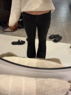 Svarta bootcut jeans från Vero Moda - Säljer ett par svarta lågmidjade bootcut jeans från Vera Moda💞dom är i storlek M/30