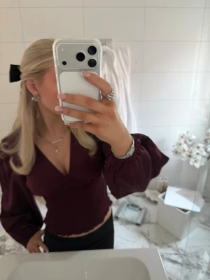 Röd blus - Säljer en fin röd blus från Gina Tricot i storlek Xs. Blusen är endast använd en gång och är i mycket gott skick, nästan som ny. Den har en snygg passform och passar perfekt både till vardags och fest. Ett fräscht plagg som enkelt kan matchas med både jeans och kjol. Nu till salu eftersom den inte kommer till användning hos mig.❤️✨