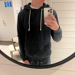 Mottled blue Pier one hoodie  - Jag säljer en blå pier one hoodie med vita snören i storlek S. Hör av dig om du har någon fråga! 